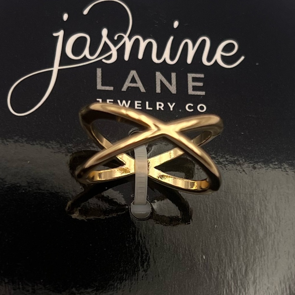 5/$25 Jasmine Lane Jewelry Co Gold Crisscross Ring